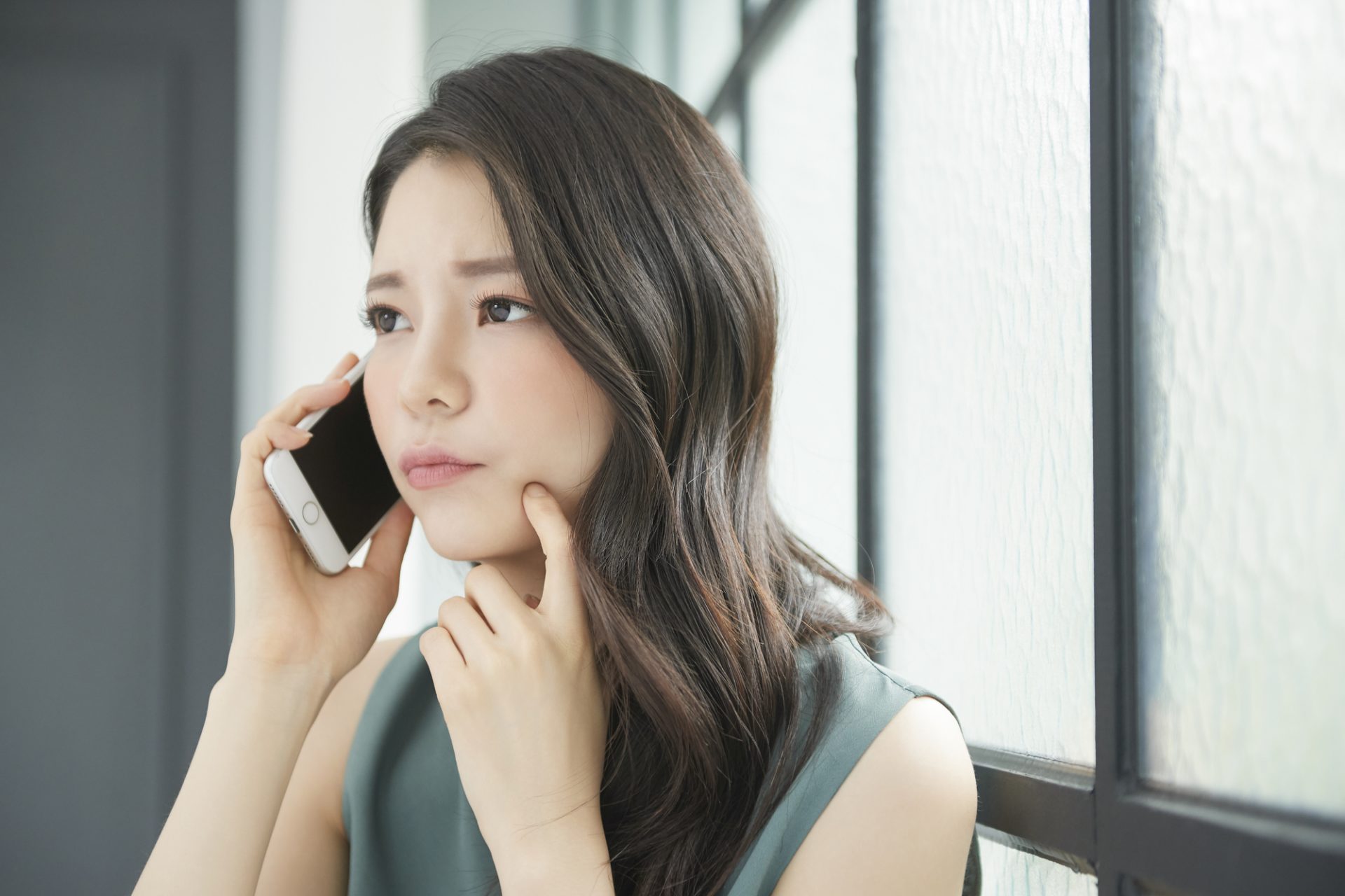 電話する女性